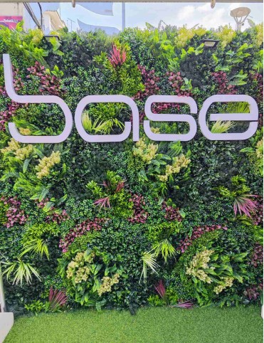 Изкуствено озеленяване на нощно заведение Club Base