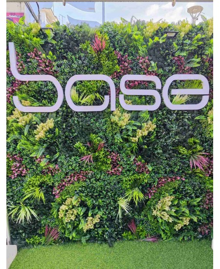 Изкуствено озеленяване на нощно заведение Club Base